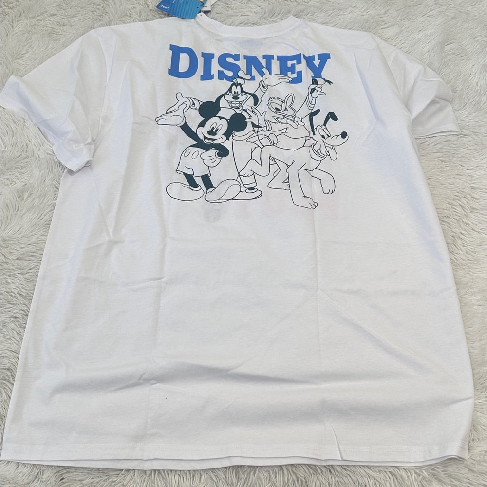 🏈 NWT Disney Mickey & Friends T-Shirt - Picture 2 of 4